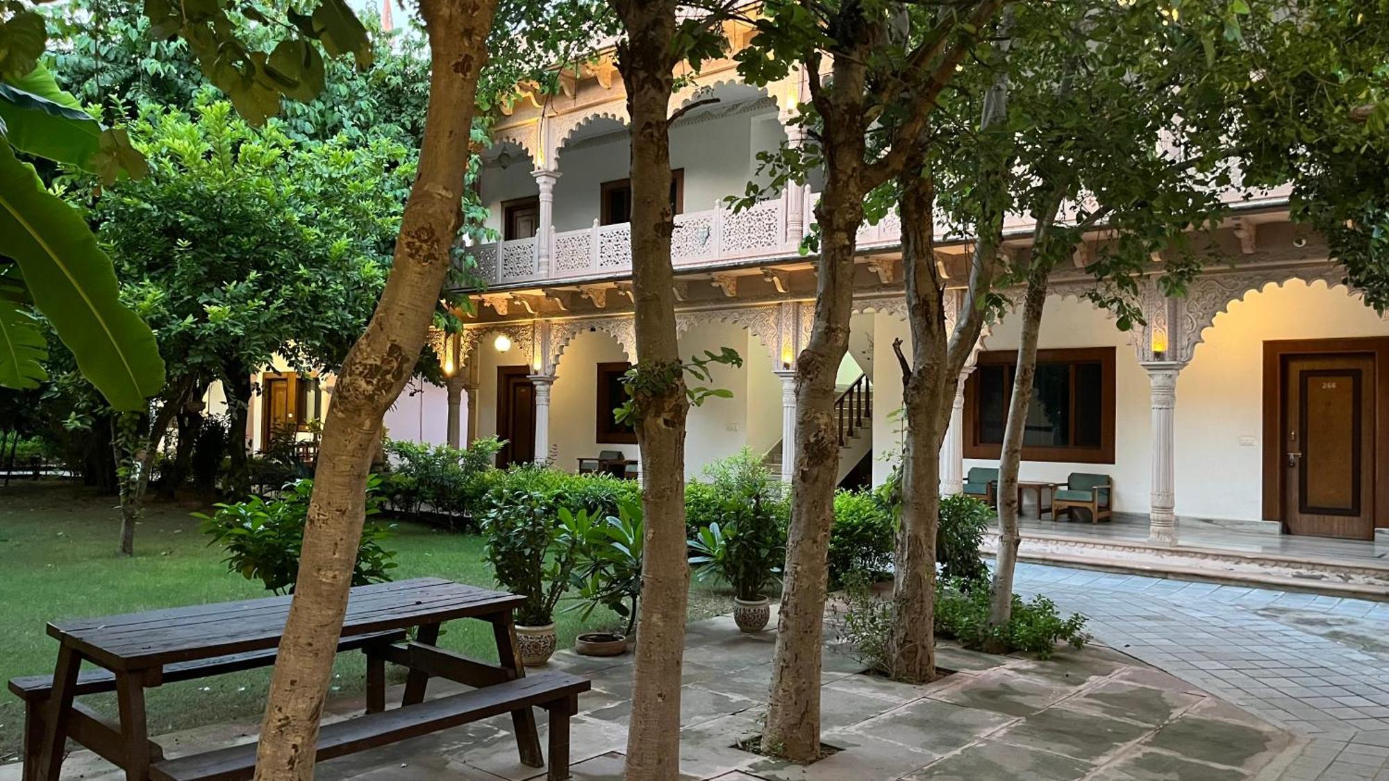 Hotel Sunbird Bharatpur Kültér fotó