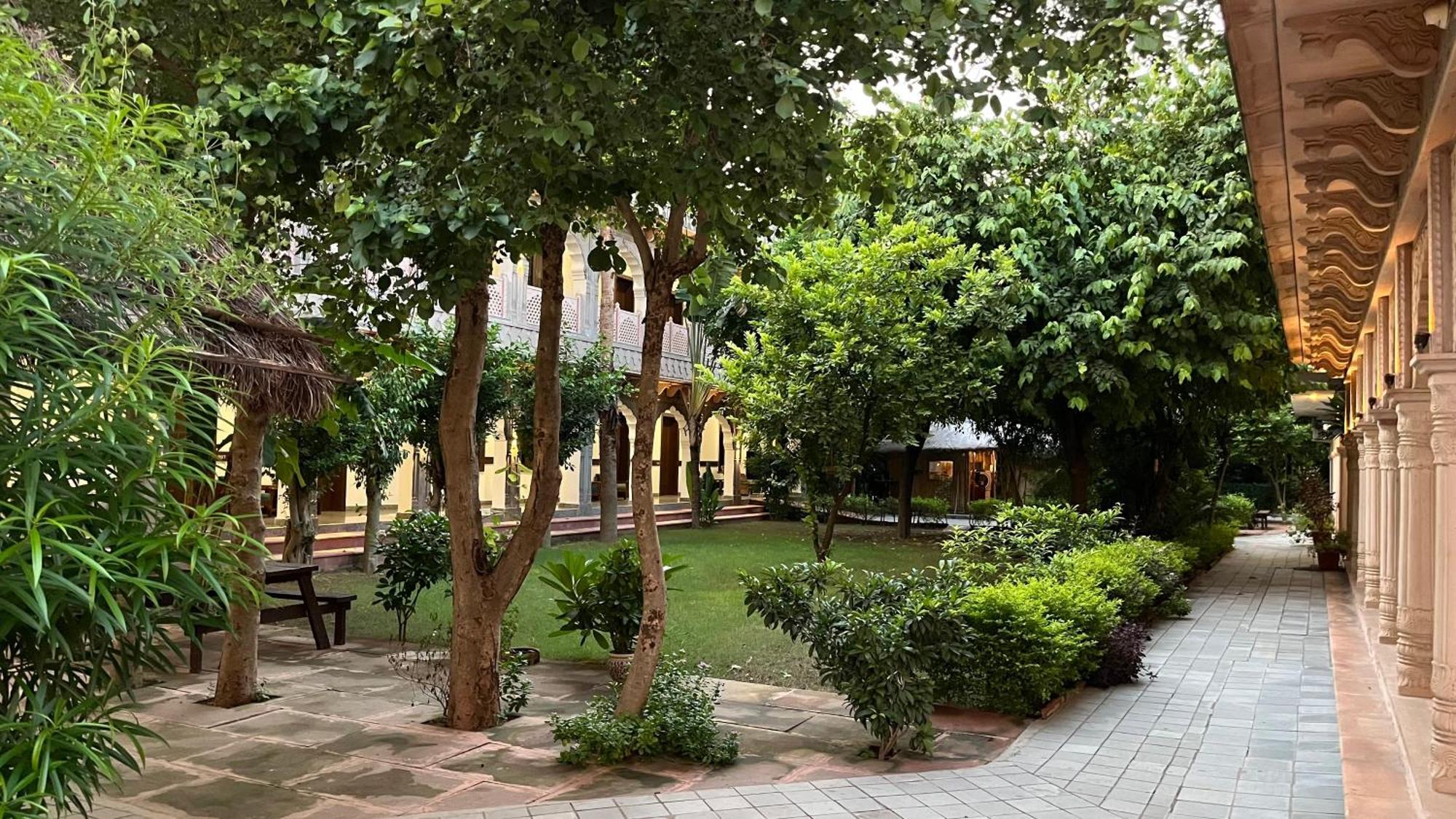 Hotel Sunbird Bharatpur Kültér fotó
