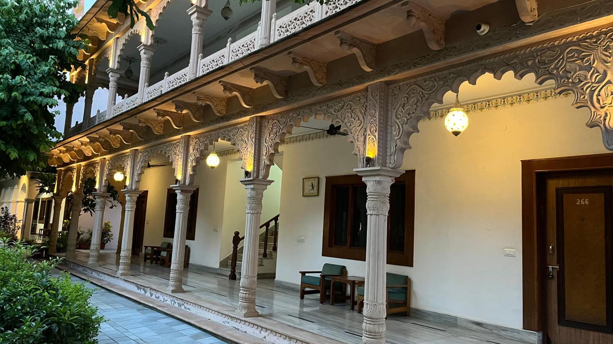 Hotel Sunbird Bharatpur Kültér fotó