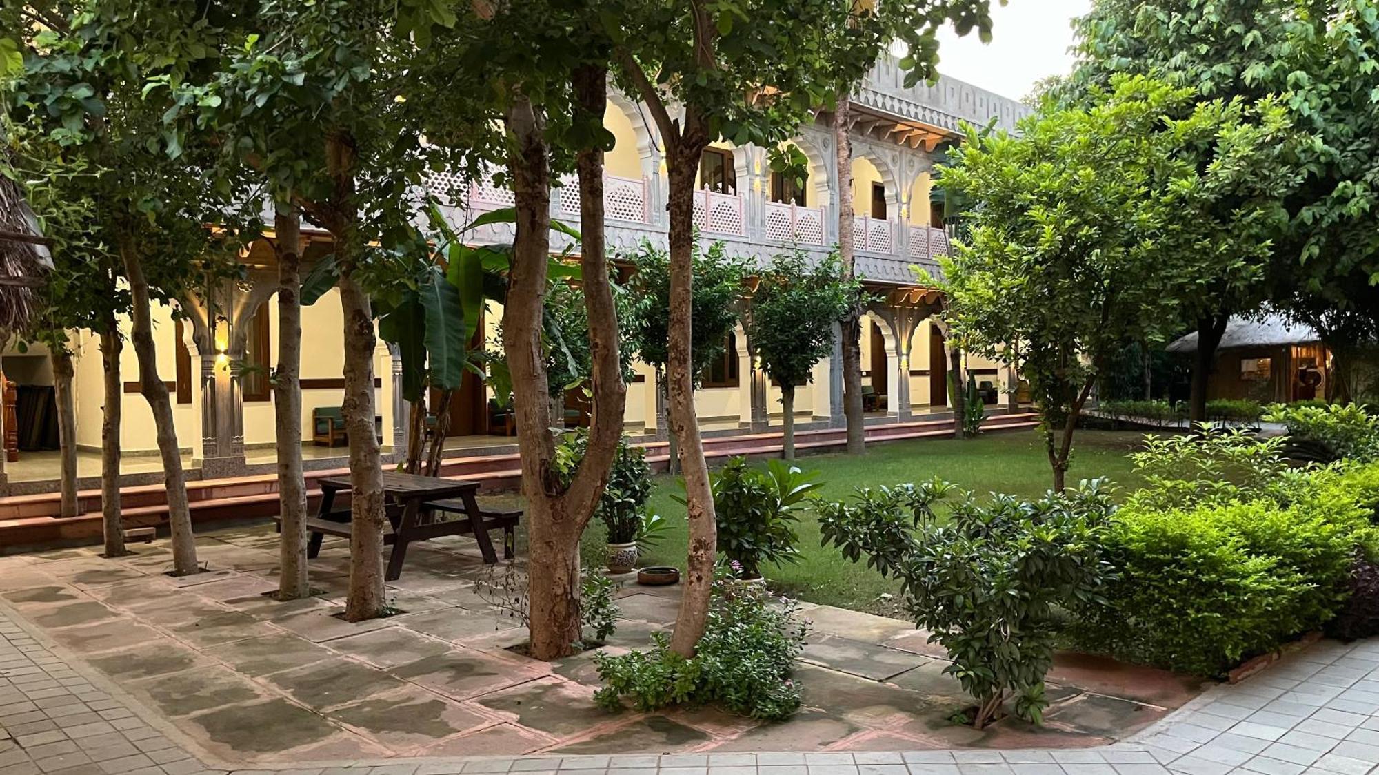 Hotel Sunbird Bharatpur Kültér fotó