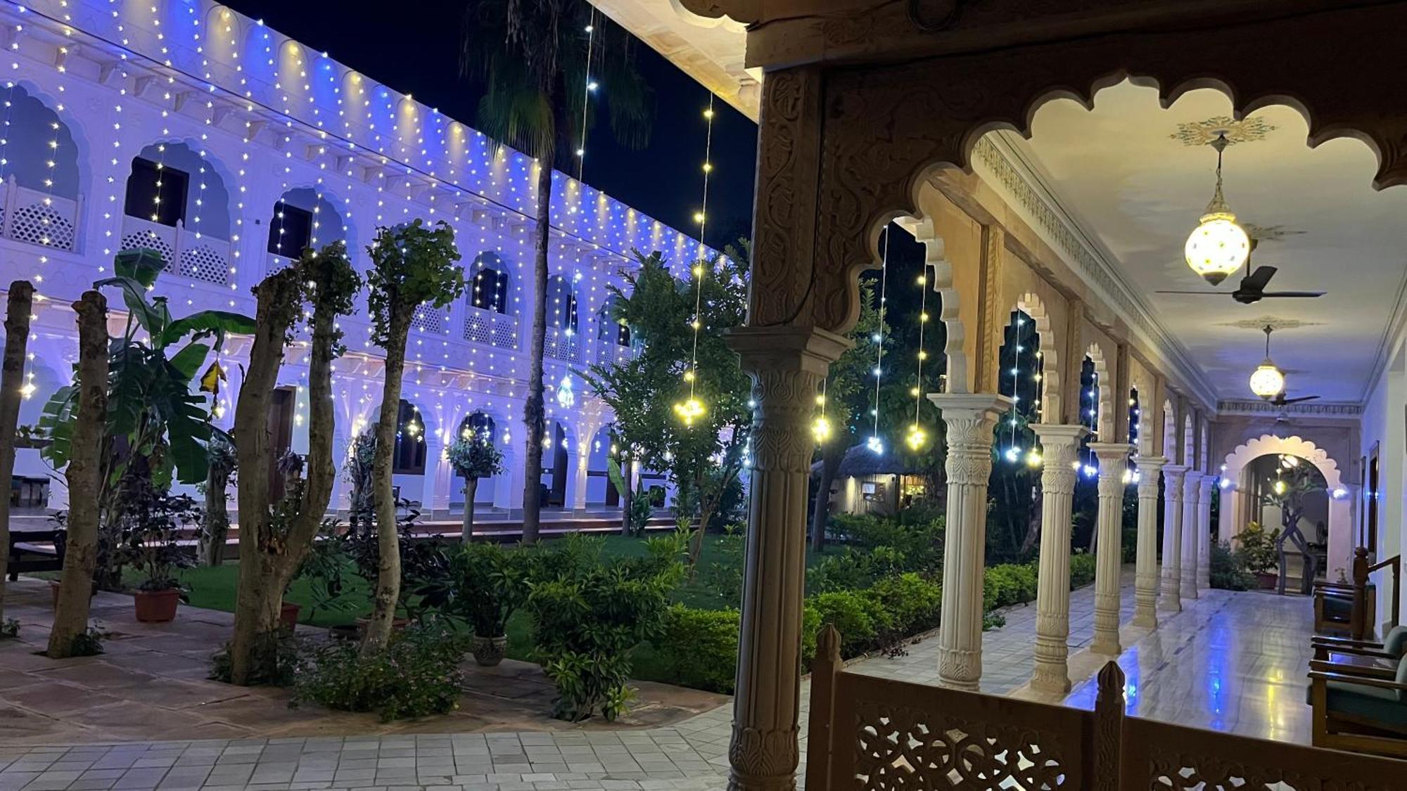 Hotel Sunbird Bharatpur Kültér fotó